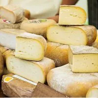 Beleuchtete Käseauslage im Supermarkt