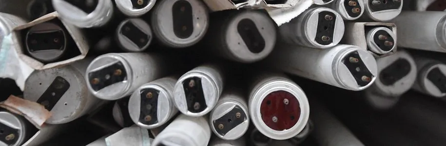 Blick auf alte Leuchtstoffröhren