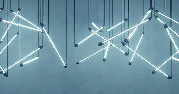 Leuchstoffröhren, die von der Decken hängen