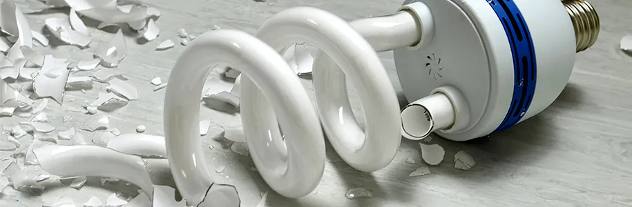 Zerstörte CFL-Energiesparlampe